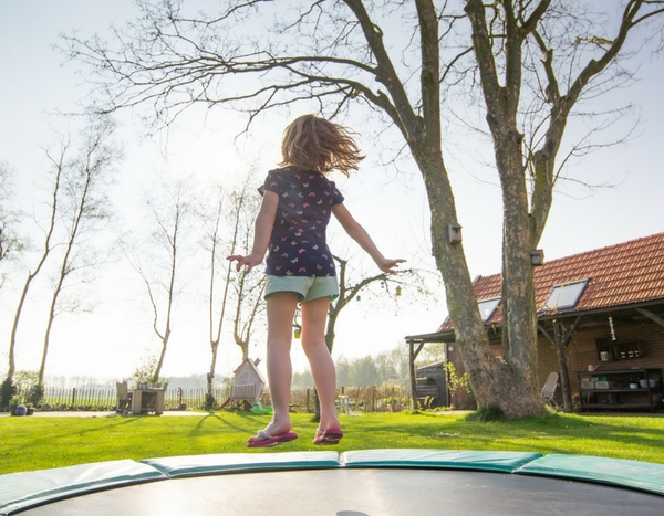Tuin en kinderen: speelhuisje, trampoline en meer